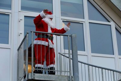 Længe ventet, og det er garanteret gensidigt. Nu er julemanden tilbage i Aulum. Foto: Henrik LInd JØrgensen