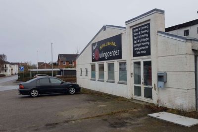 De sidste kegler i Ikast Bowlingcenter blev væltet i marts 2019. Hvis alt går efter tidsplanen, vil de gamle bygninger blive væltet til sommer, og herefter begynder arbejdet med at opføre to fireetagers bygninger med i alt 24 almene boliger samt nye kontorer til Ikast Andelsboligforening. Foto: Thomas Vang Nielsen
