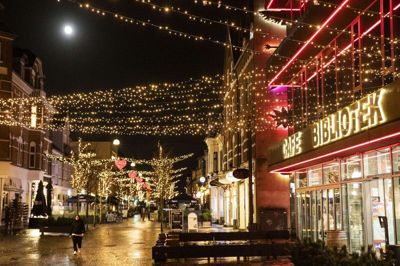 Der vil også i år være julebelysning i Hernings gågade, men den kommer til at være tændt i færre timer end tidligere. Foto: Jørn Deleuran