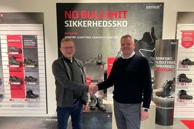 Martin Dahl (t.h.) har overtaget direktørposten efter Ole Engelbredt i Sika Footwear. Foto: PR-Foto