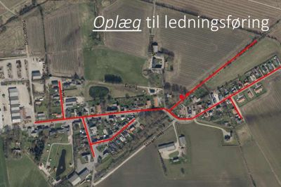 På mødet torsdag aften blev en mulig linjeføring præsenteret af direktør Jan Grarup fra Videbæk Energiforsyning. Målet er at nå 70 husstande, men mindre kan også gøre det, i så fald bliver det blot dyrere for hver husstand at tilslutte sig. Foto: Privatfoto