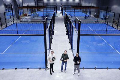 Med 12 baner og mulighed for to kommende udendørsbaner, loungeområde med mødelokale samt wellnessområde bliver PadelWorld både eksklusivt, men er i den grad for alle, der har lyst. Fra venstre ses Jens Poulsen, Rasmus Niebuhr og centerchef Kasper Gade. Foto: Hnerik Ole Jensen