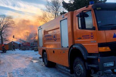 Det var en voldsom brand, der brød ud ved forsorgshjemmet Skovvang i udkanten af Holstebro torsdag formiddag. Den røde ildkugle er dog solen, der står lavt. Foto: Henrik Lind Jørgensen