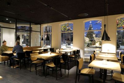 Det er den nordiske stil, der præger Hotel Eydes nye restaurant, som har fået navnet »Diplomaten«. Spisestedet skal primært bruges til servering af morgenmad til hotellets gæster, men det er også planen, at man skal kunne komme ind fra gaden. Foto: Henrik Ole Jensen