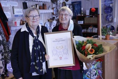 Anne Marie Nielsen (til venstre) tog initiativ til Folkekirkens Nødhjælps Genbrugsbutik for 25 år siden. Ruth Najbjerg Pedersen har arbejdet der afbrudt siden. Foto: Henrik Ole Jensen