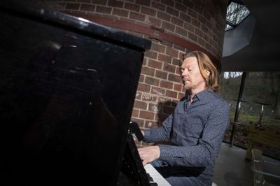 Musik fylder meget i Benny Emil Danielsens liv og nu går drømmen om at udgive et nummer i eget navn endelig i opfyldelse. Fredag 3. december udkommer juleballaden »Calling Angels«. Foto: Martin Ballund