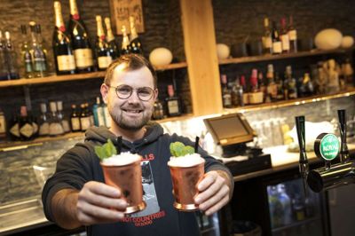 26-årige Lasse Hvisthule er en travl mand med fuldtidsarbejde på Piano Bar, et studie og en datter på vej. Foto: Tom Laursen