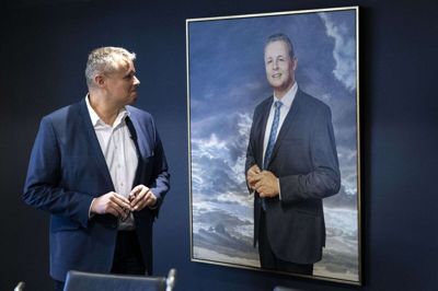 Tidligere borgmester Lars Krarup er selv meget godt tilfreds med det portræt, der nu hænger af ham i byrådssalen. Foto: Tom Laursen