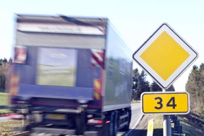 Før valget til Folketinget i 2019 lovede politikere fra både rød og blå blok, at Rute 34 mellem Haderup og Skive vil blive udvidet. Det løfte blev indfriet med sommerens trafikaftale - men udvidelsen bliver først sat i værk om 10 år, og dét kan blive dyrt for erhvervslivet i Nordvestjylland. Foto: Jens Kristensen