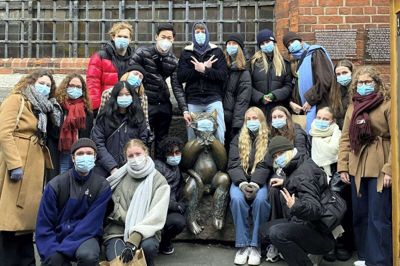Herning Gymnasium har genoptaget ekskursionerne efter et års pause. Her er det 2.a sammen med djævlen ved Mariekirken i Lübeck. Foto: Privatfoto