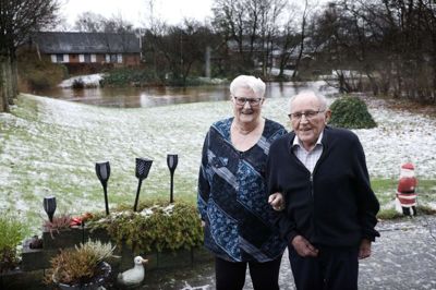 Sonja og Leif Thomsen har udsigt til Skjern Å i Sdr. Felding fra første parket. Parret har altid boet i Sdr. Felding-området og har aldrig drømt om at bo andre steder. - Vi har kun været glade for at bo i Sdr. Felding og har en masse gode naboer og venner, understreger Sonja Thomsen. foto: Henrik Ole Jensen