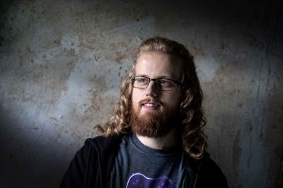 Passion og engagement for at starte noget nyt lyser ud gennem brilleglassene på 29-årige Sune Blindkilde Thorsen. Han er en af mændene bag et af de mest hypede og nyskabende spil. En hype han selv var med til at skabe, men de mange timer og forskellige direktørkasketter i virksomheden satte sine spor. En dag var han nødt til at sige stop. Lige inden det stak af. Foto: Tom Laursen.