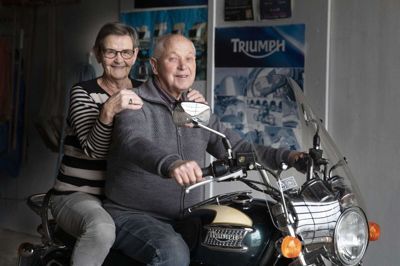 Flere hundrede tusinde kilometer har diamantbrudeparret Tove og Erik Jensen tilbagelagt sammen på motorcykler. Både hver for sig og de seneste år sammen på denne Triumph Thunderbird nostalgi 900 fra 1996. Oprindeligt var det Toves motorcykel, som Erik ofte tager en solotur på. Inden årets udgang runder han 11.000 kilometer. Foto: Tom Laursen