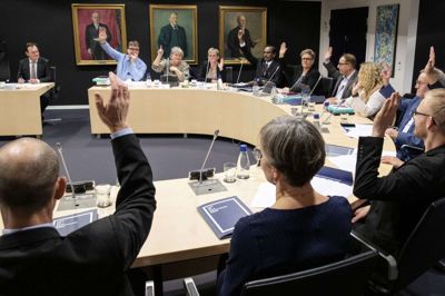 Hele byrådet rakte hånden op og pegede dermed enstemmigt på Dorte West som borgmester, da der tirsdag var konstituerende møde i det nyvalgte byråd. Foto: Jørn Deleuran