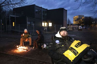 Ifølge Jesper Hall Andersen, der er tidligere hjemløs, er oktober, november og december de måneder på året, hvor man kan tjene flest penge på Hus Forbi-salget - blandt andet fordi Hus Forbi-årskalenderen kommer, og nok også fordi julen er hjerternes fest ... Men det kan også være bidende koldt i disse måneder, og så må der tages alternativer metoder i brug for at få varmen sådan en morgenstund. Foto: Tom Laursen