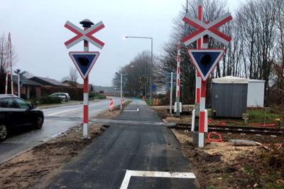 Nu er der fri bane til at krydse jernbanen på for cyklisterne. Foto: Henrik LInd JØrgensen