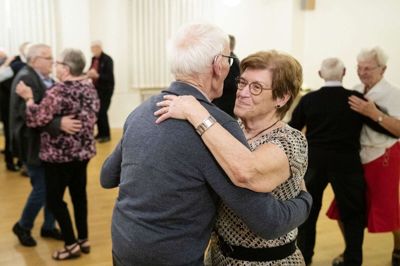Svend og Bodil Svendsen har i knap to årtier stået for alt det praktiske omkring Tirsdagsdans. Tirsdag fik de en forsinket afslutningsfest, eftersom corona kom i vejen, da de videregav ansvaret. Godt nok tog de afsked med Tirsdagsdans, men én ting er sikkert og vist: De bliver ved med at danse, slog ægteparret fast. Foto: Jørn Deleuran