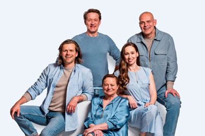 Et stjernespækket hold klar til spiddende satire, sang og dans: Carsten Svendsen, Henrik Lykkegaard, Lisbet Dahl, Merete Mærkedahl og Niels Olsen. Foto: Henrik Petit