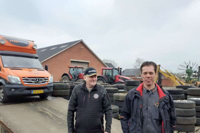 Frederik Hoff (t.v.) har solgt Midtjysk Maskinformidling til Flemming Staunsbjerg fra Jysk Auktion. Flemming Staunsbjerg mener, at han har givet for meget. Frederik Hoff mener, at han har fået for lidt. Siger de med et smil. Men de gav hinanden håndtryk på aftalen. Og sådan blev det. Foto: Jesper Wind