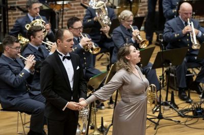 Anders Kampmann ved en koncetr i KMF336-regi - i øvrigt ved ægtefællen Frederikke Kampmanns side. Hun er også operasanger. Foto: Jørn Deleuran