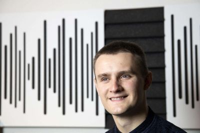 Jonas Hoffmann Nedergaard producerer det, der hedder lo-fi-musik. - Det er lidt en paraply-term over alt, hvad jeg vil kalde afslappende instrumentalmusik, forklarer han. Foto: Tom Laursen