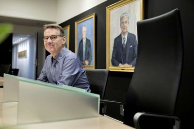 Byrådssekretær Flemming Laurits Pedersen har sin faste plads ved siden af borgmesteren i byrådssalen. Foto: Jørn Deleuran