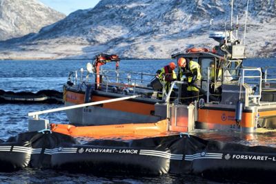 Beredskabsstyrelsens nye fartøjer til bekæmpelse af olie blev testet under en øvelse i Godthåbsfjorden nord for Nuuk i Grønland i november. Meningen er, at fartøjerne skal kunne flyves til de artiske områder og sættes ind ved olieforureninger i de kystnære områder. Foto: Beredskabstyrelsen
