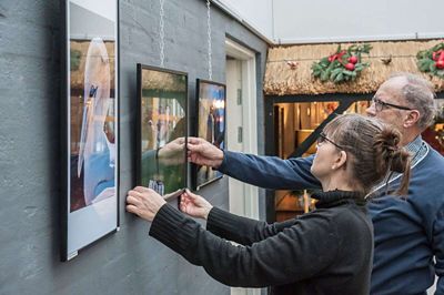 Fotos på væggene prikker til demente plejehjemsbeboeres minder og skaber både glæde og fortællinger. Foto: Niels Finnerup, FotoGruppen MidtWest