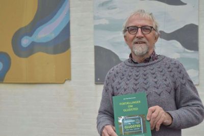 Fredag eftermiddag var Jørn Rye Rasmussen på plads hos købmanden i Gludsted for at sælge sin bog om netop Gludsted, der har spillet en stor rolle i silkeborgenserens liv. Foto: Flemming Thulstrup