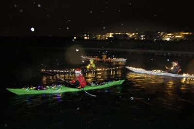 Herning Kajakklubs årlige lysfest ved Fuglsang Sø er aflyst igen i år. I stedet opfordres man til at fejre lysets komme ved at sætte et ekstra lys på cyklen, frakken, rygsækken, huen .... Foto: Henrik Ole Jensen