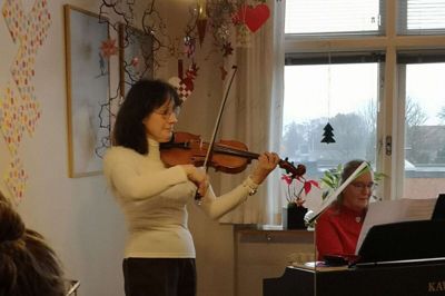 Beata Tobijanska og Kirsten Poulsgaard (t.h.) gav koncert i Regionspsykiatrien Vest på luciadag. Beata Tobijanska er til daglig tilknyttet Herning Musikskole og er også kendt som en dygtig korleder. Kirsten Poulsgaard er organist i Bording Kirke og har i øvrigt selv tidligere været sygeplejerske på psykiatrisk afdeling i Herning. Foto: Privatfoto