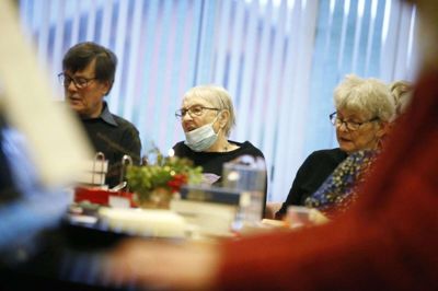 Der er morgenfællessang i Alhuset hver femte eller sjette uge. Under normale omstændigheder plejer op mod 30 at deltage, så med gårsdagens deltagertal på 22 var der nogle, der var blevet hjemme af den ene eller anden grund. Foto: Henrik Lind JØrgensen