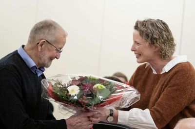 Normalt har Niels Pedersen en badmintonketsjer i hånden, når han er i hallen, men i forbindelse med udnævnelsen af ham som æresmedlem gav formand Majbrit Lund Jensen ham en buket blomster. Foto: Jørn Deleuran