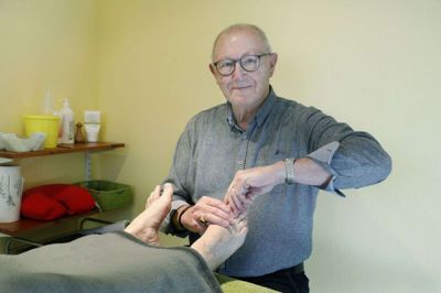 Henning Damholt overvejede at gå på pension, da han blev 70, men han kunne ikke undvære kunderne. Nu hvor han er blevet syv år ældre, synes han til gengæld, at tiden er til det. Lillejuleaften har han sidste arbejdsdag på Helseklinikken i Lind. foto: Henrik Ole Jensen