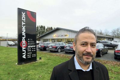 Jamil Belal fra Autopunkt i Tjørring er træt af tyveknægte - især dem, som lørdag aften stjal butikkens meget dyre Range Rover Sport HSE Dynamic til en værdi af 730.000 kroner. Af samme grund vil han gerne betale for oplysninger, der kan skaffe bilen tilbage. Foto: Bo Lundgaard