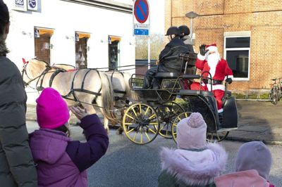 Han er en travl mand i december, men som et sidste stop havde julemanden alligevel fundet tid til at besøge Aulum, inden turen gik hjem til Grønland, hvor arbejdet kalder. Og han blev godt vinket på vej af børnene. Foto: Tom Laursen