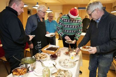 Der er i øjeblikket 10 medlemmer af Mænds Mødesteder i Stakroge. Bopælen er ikke afgørende for medlemskabet. Nu er der serveret, og fra venstre ses Torben Hansen, Søren Stier, Eigil Madsen, Gøsta Juul og Kim Pedersen. For en god ordens skyld skal det bemærkes, at julefrokosten fandt sted i begyndelsen af december, inden coronasmitten begyndte sin hastige spredning igen. Foto: TOm Laursen