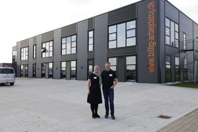 Lene Agger og Tommy Søndergaard driver sammen Billig-arbejdstøj.dk i Spjald. Firmaet har planer om at tilføje et lager på hele 2000 kvadratmeter. Foto: Henrik OLe Jensen