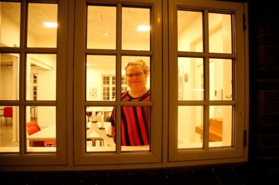 Der bliver lys i Stationen i Aulum torsdag aften, når Lisbeth Olesen, hendes familie og venner først pakker poser med fødevarer, hvorefter der deles ud til 50 familier. Foto: Henrik Lind Jørgensen