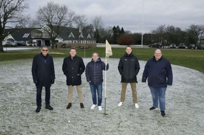 Formanden for ISI, Palle Høj (t.v.), golfbaneejer Jens Poulsen, formand for Ikast Tullamore Golfklub, John E. Kristensen, golfunderviser på ISI Thomas Poulsen og collegeleder Karsten Werge (t.h.) samlet på Tullamorebanen nord for Ikast. Det hvide område bagest er opstarten på ny driving range. Foto: Henrik Ole Jensen