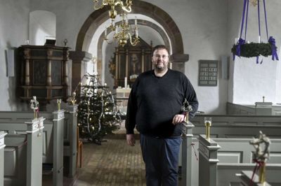 Blandt andet Roslev Kirke bliver Thomas Frydendal Nielsens kommende arbejdsplads. Inden han tiltræder 1. marts, skal han ordineres i Viborg Domkirke. Det foregår 14. januar. Foto: Lars Rasborg