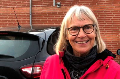 Esther Jensen, Aulum, 71 år:- Det er første gang siden 2009, jeg skal holde jul i Danmark. Ellers har jeg være udrejst til Sydafrika, Oman og andre steder. Så jeg er spændt på, hvad vi skal spise, når jeg holder jul ved min fætter og hans familie i Sønderjylland. Vi bliver syv. Jeg skal medbringe mandelgaven. Det er en julerom. Vi bruger ikke at give hinanden gaver. Min datter fik en tur til Tenerife. Vi er lige kommet hjem i dag (i går, red.).Foto: Henrik Lind Jørgensen