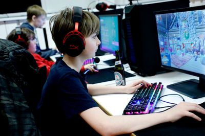 Her er det et af Fortnite-holdene, som træner i Huset No7. Foto: Henrik Ole Jensen