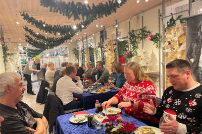 Der er plads nok i de nu tidligere butikslokaler hos IH Mode. Også til at huse smørrebrødsspisning og gravøl efter sidste åbningsdag. I forgrunden Bent Nielsen (t.h.) og Morten Fyrstenborg. Foto: Privatfoto
