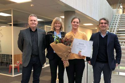 Klaus Topholm, Hedorfs Fond (t.h.) og Charlotte Sand, IBC, var forbi Herning for at overrække Årets Uddannelsespris indenfor spedition og shipping til en overrasket prismodtager, Louise Holmgaard Nielsen. Kjeld Tygesen, administrende direktør hos Alpi Danmark (t.v) udtrykte stor stolthed over hæderen til eleven. Foto: PR-Foto