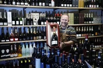 Rigtig mange kommer ind og køber magnumflasker, som indeholder 1,5 liter bobler, fortalte Anders Uhrskov. Foto: Henrik Ole Jensen