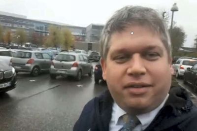 Partistifter Rasmus Paludan har ikke planer om at opgive brugen af den tidigere Hoven Friskole. Foto: Fra livestream på facebook