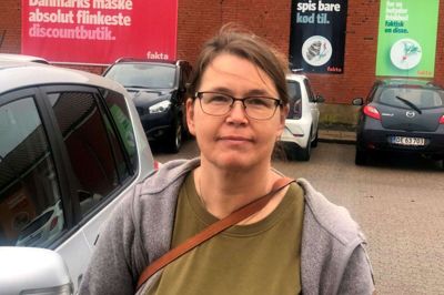 Ninna Nilsson, Fjelstervang, 52 år:- Vi bor en kilometer uden for byen, så det er sjældent, der er sket noget ved os. Folk gider ikke gå derud. Et år fik vi sprængt vores postkasse. Det var nogle gæster ved en nabosøns fest, der havde gjort det, og vi kunne følge sporet hele vejen ind til byen. Jeg synes, det er i orden at flytte rundt på folks ting, så længe det ikke går i stykker, og når det kan findes igen. Det er i orden at drille. Nogle år er hærværk et problem - andre gange er det ikke. Jeg lavede også nytårsløjer, da jeg var barn, men det var kun løjer. Foto: Henrik Lind Jørgensen