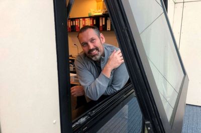 Brian Barslund har åbnet vinduet på klem, men fra i dag er der igen mere normal aktivitet i Kibæk Krydsfelt. Foto: Henrik Lind JØrgensen