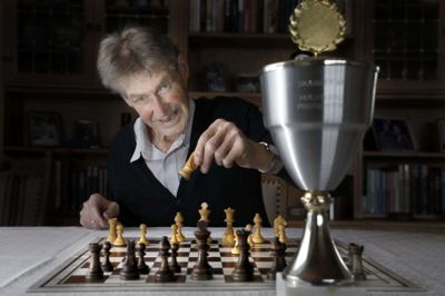 Slutspil: Efter et langt liv med skakken som den store passion vil 90-årige Christian Ertbjerg snart spille sit allersidste parti. Foto: Henrik Ole Jensen
